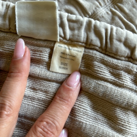 Eileen Fisher home quilt. Queen size. Cream/Beige. - Picture 4 of 4